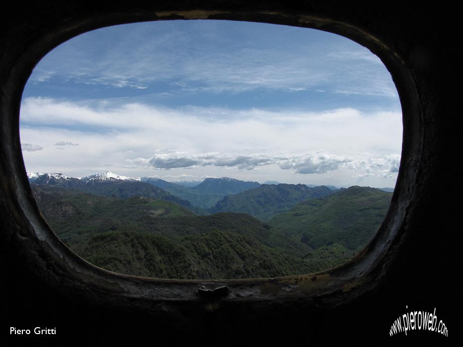 39 Dall'oblò verso la Val Taleggio.jpg